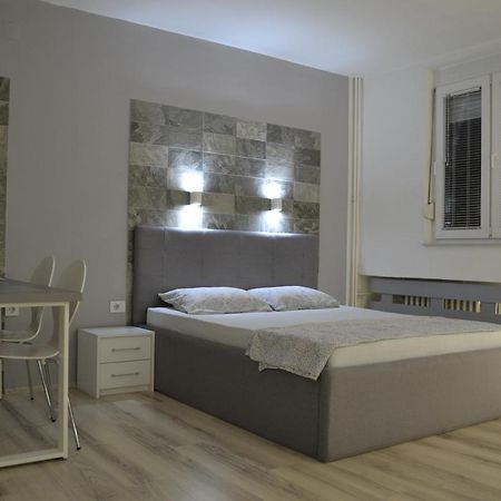 Lazarus Studio Apartment Skopje Bagian luar foto